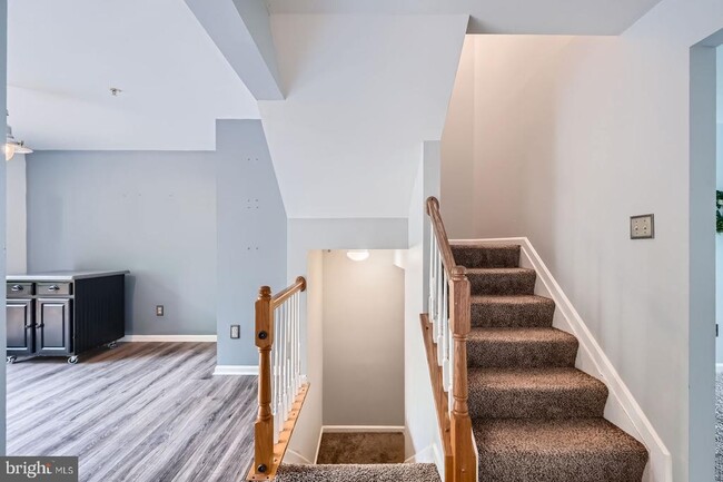 Building Photo - 9863 Greenbriar Way