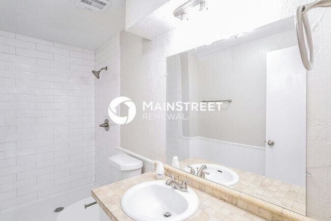 Building Photo - 3 Bedroom Pet-Friendly Home in Edmond, OK with Main Street Renewal
