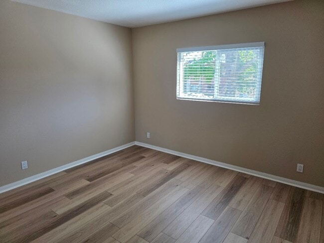 Building Photo - Two Bedroom Upper Unit Condo in Oceanside