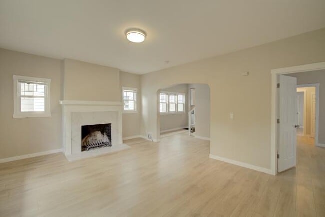 Building Photo - 5 bedroom in Seattle WA 98105