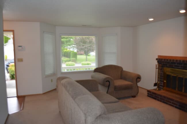 Building Photo - 412 NE 175th Ave