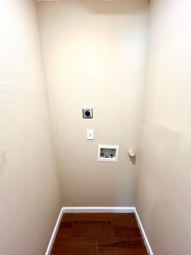 Building Photo - 2 Bedroom / 1 Bath Duplex Near Lackland AFB!