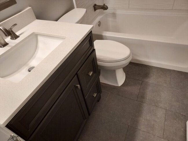 Building Photo - Townhouse located near UCF - 2 Bed / 1.5 Bath