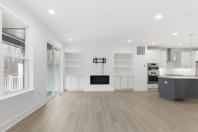 Building Photo - Beautiful 4 BR/4.5 BA EOG Townhome in Laurel!