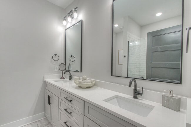 Building Photo - 801 Cherokee Ave