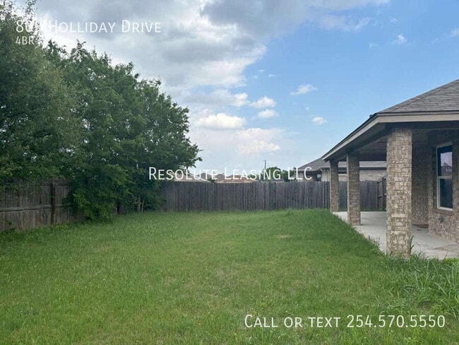 Building Photo - 809 Holliday Dr