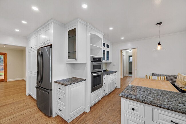 Building Photo - Stunning San Carlos 5 bedroom 4 bathroom H...