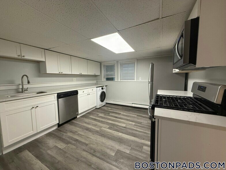 Building Photo - 126 Leyden St