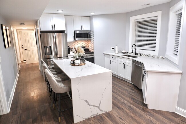 Building Photo - 2944 N Ridgeway Ave