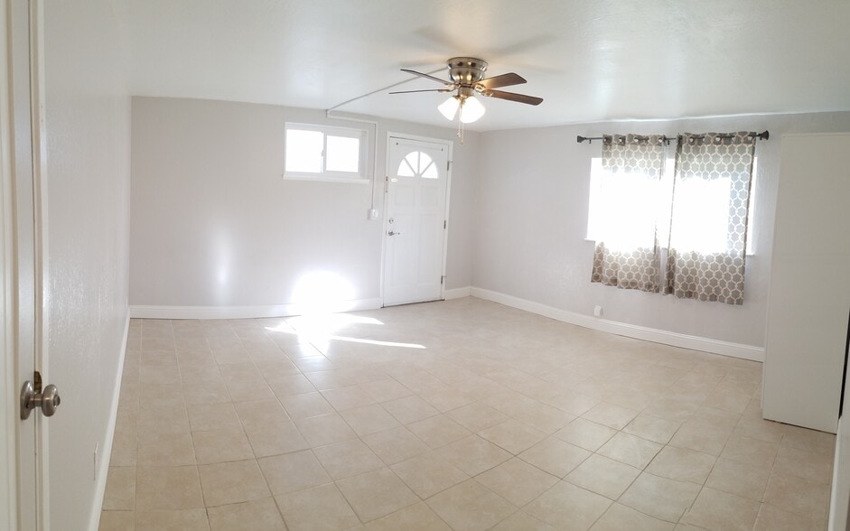 Main entrance w/ large window, plenty of sunlight - 830 Spruce Ct