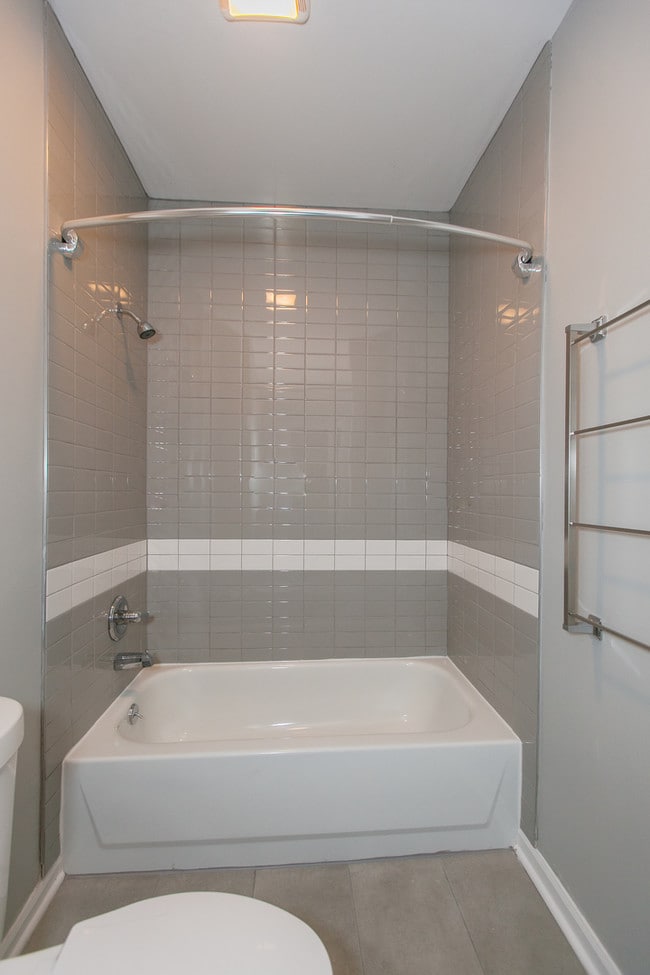 Building Photo - 42 E Chicago Ave