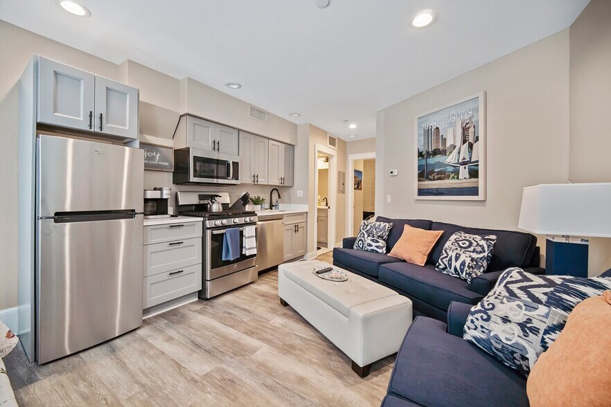 Building Photo - 472 Commercial St