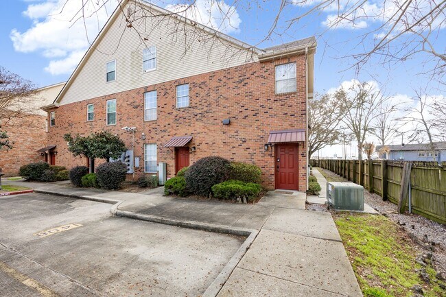 Building Photo - 900 Dean Lee Dr