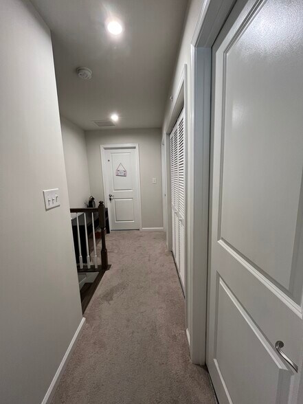 Building Photo - 221 Bamboo Dr