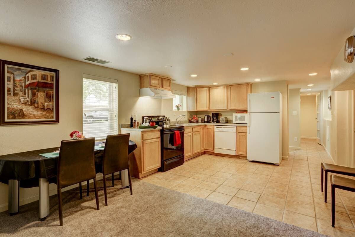 Kitchen - 1004 E Ohio Ave