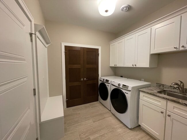 Building Photo - Available Now! 3 Bed 2 Bath Beautiful New Construction Townhome in Hermantown