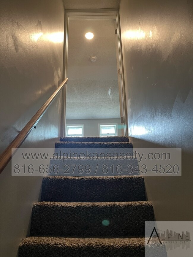 Building Photo - Spacious Upstairs Loft with Bathroom!