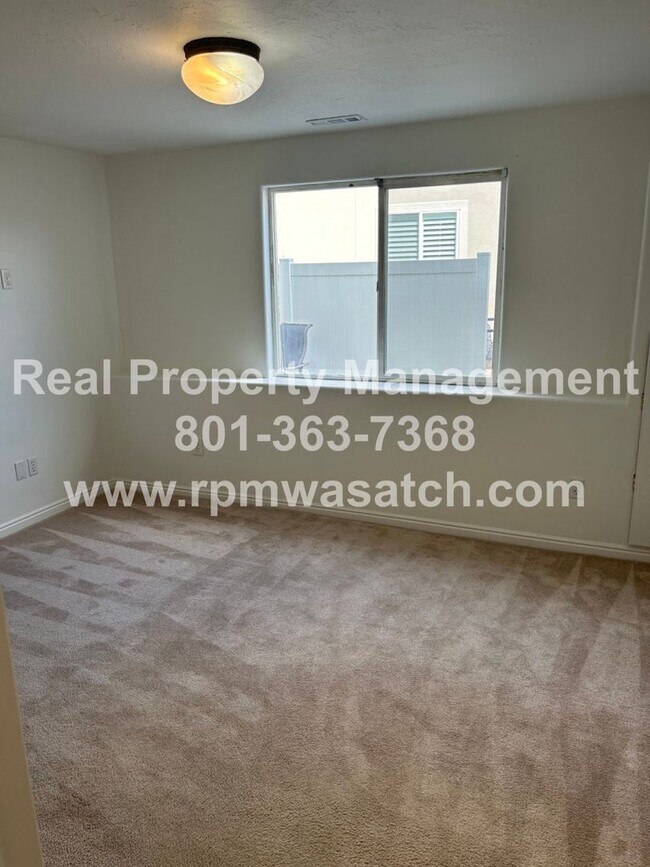 Building Photo - Don't miss out on this gorgeous and spacious basement apartment. It will go fast!!