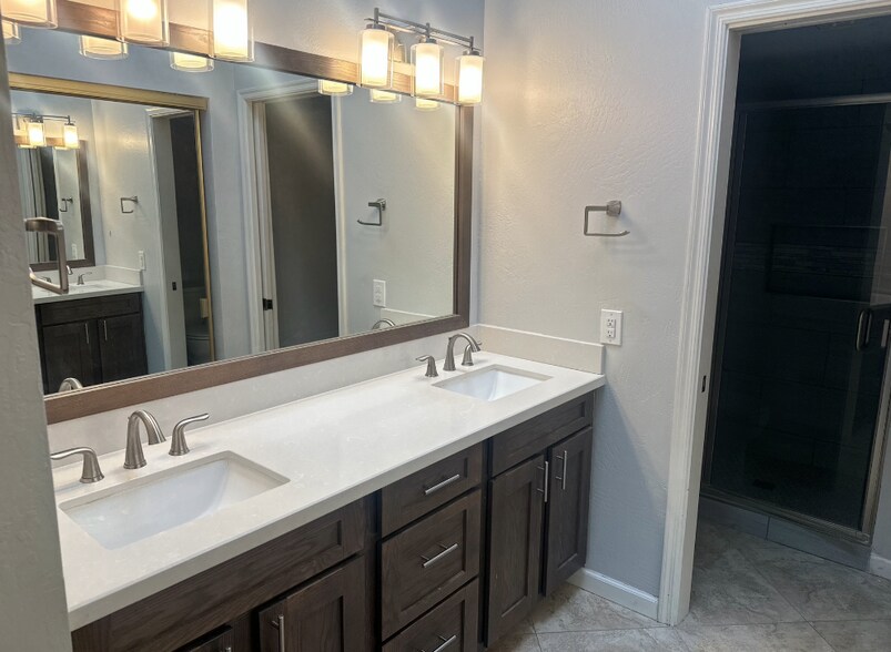 Building Photo - 5402 E Windsor Ave