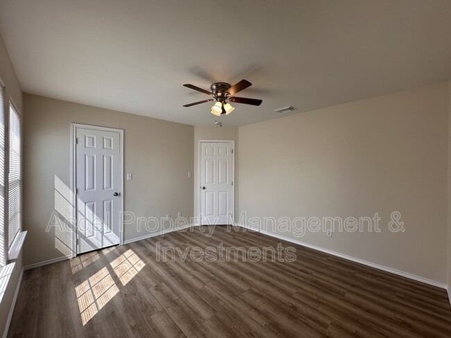 Building Photo - 819 Briarwood Dr