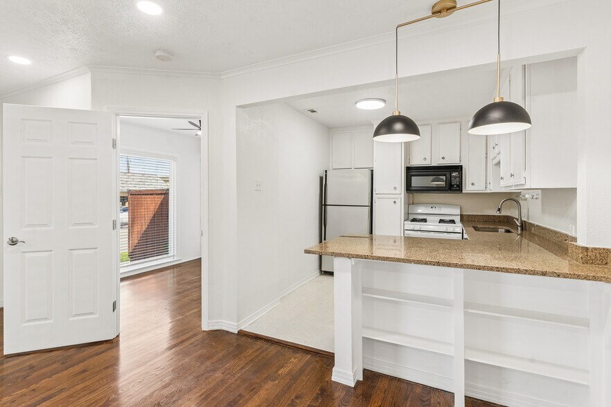 Building Photo - 6950 Hillcrest Ave