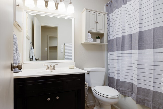 Building Photo - 1940 Leslie Dr