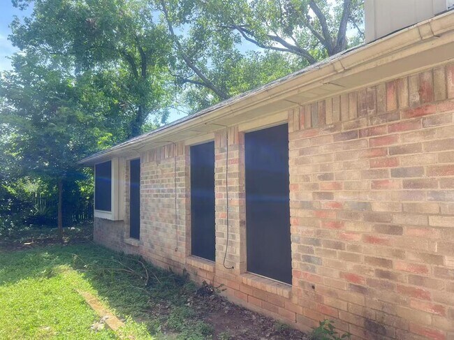 Building Photo - 14303 Kincheloe St