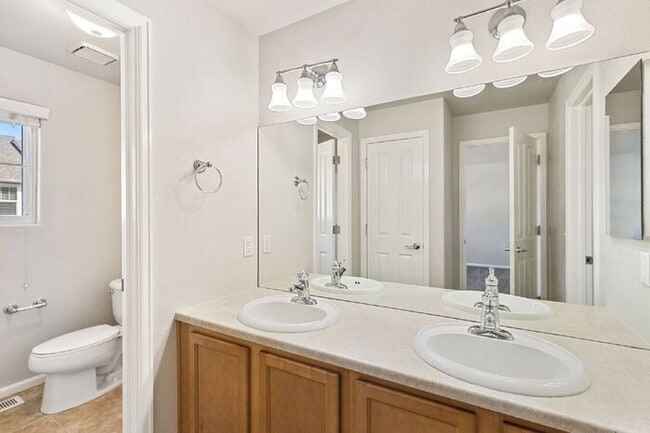 Building Photo - Granite Kitchen, Central AC, Oversized Gar...