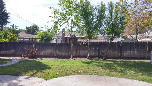 Building Photo - Recently updated home with modern amenitie...