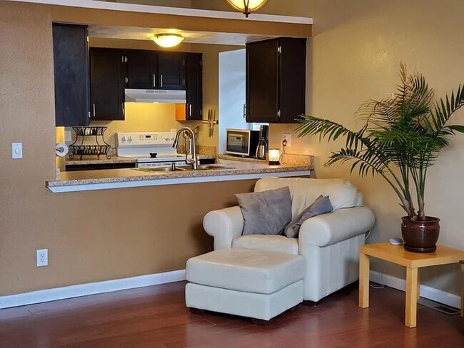 Building Photo - Charming 3BR Townhome in Denver