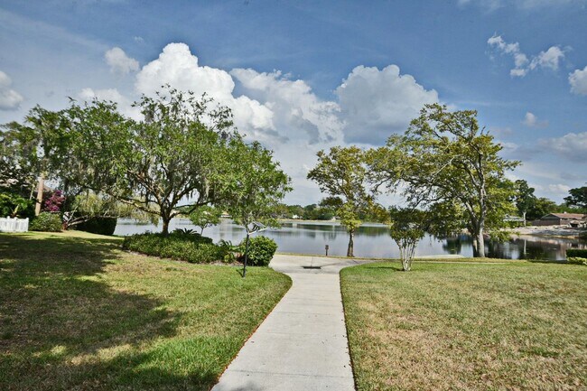 Building Photo - 621 Landings Pl