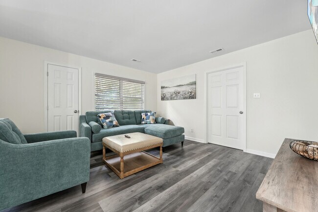 Building Photo - 214 Bridgefield Pl