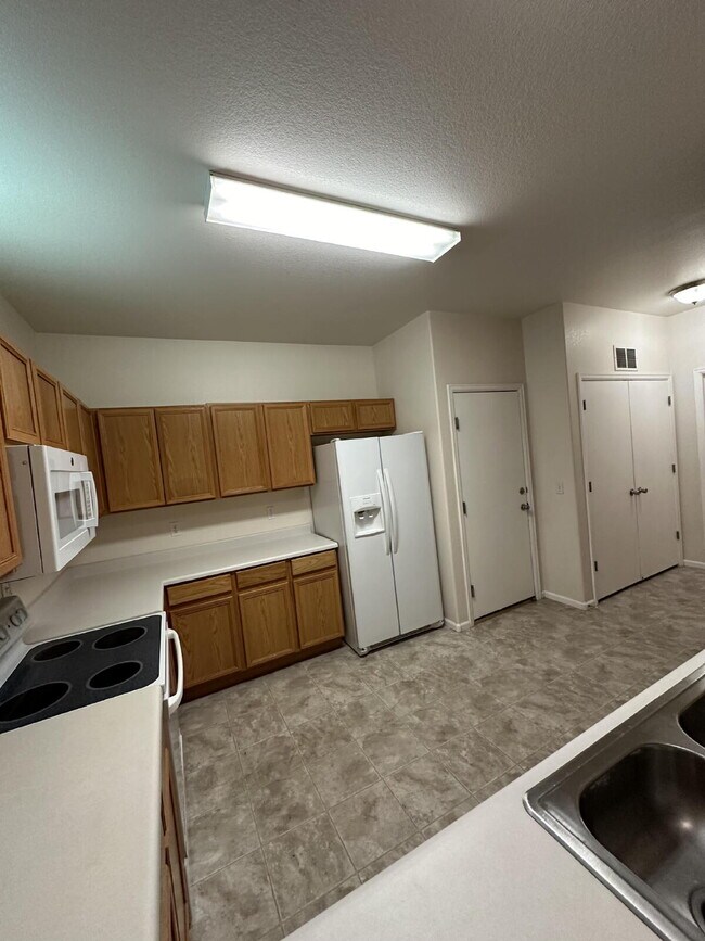 Building Photo - Stylish 2 bedroom Townhome end unit w/Loft 80923