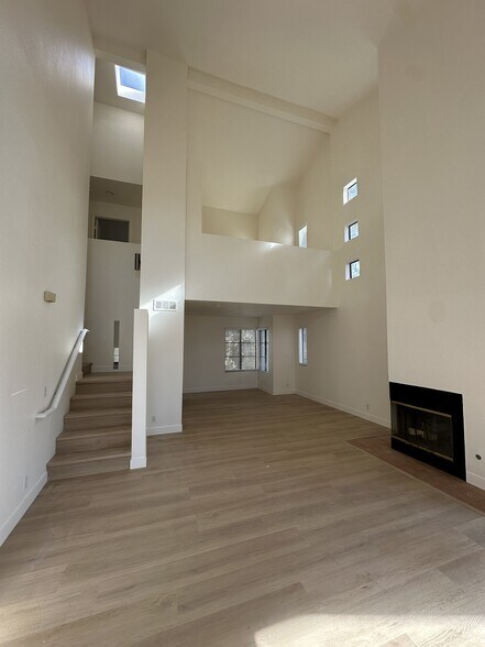 Building Photo - 2336 Walmar Ln