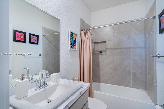 Building Photo - 495 NE 5th Ln