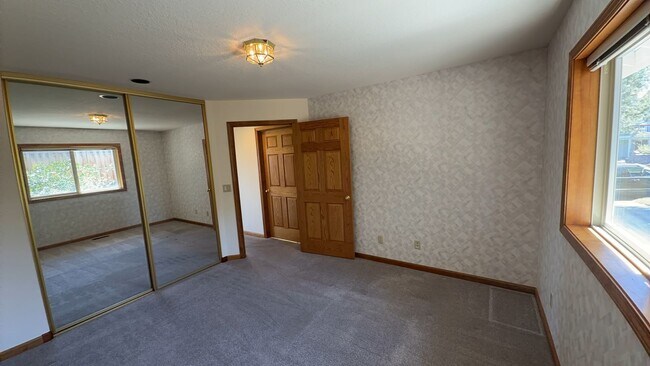 Building Photo - 3405 SW Hillcrest Dr