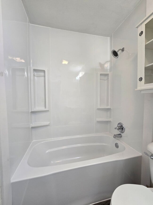Building Photo - 3 bed 1 bath in Tecumseh!