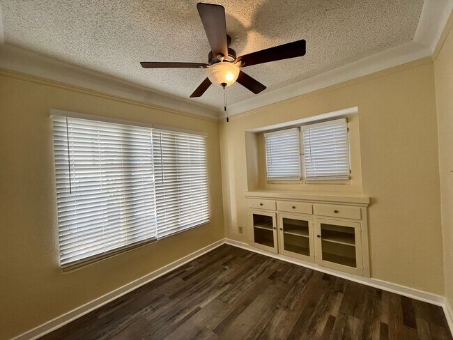 Building Photo - LARGE DOWNSTAIRS ONE BEDROOM ONE BATH!