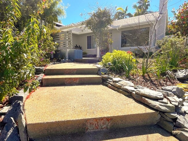 Building Photo - Most Charming Home in La Costa