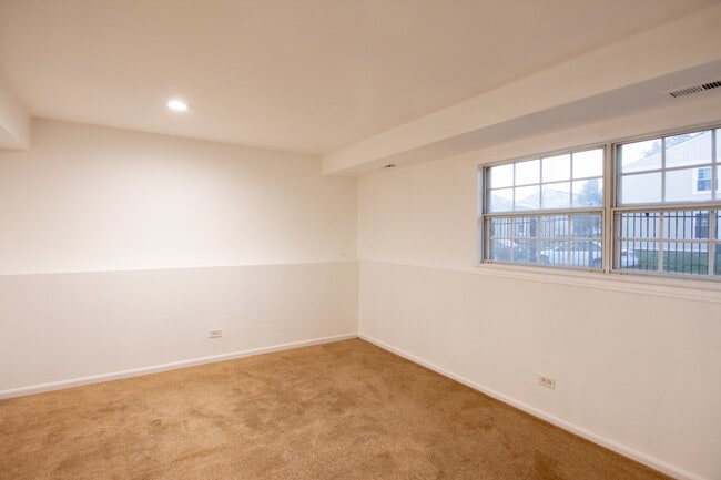 Building Photo - 300 Westwood Ct