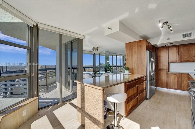 Building Photo - 3500 Mystic Pointe Dr