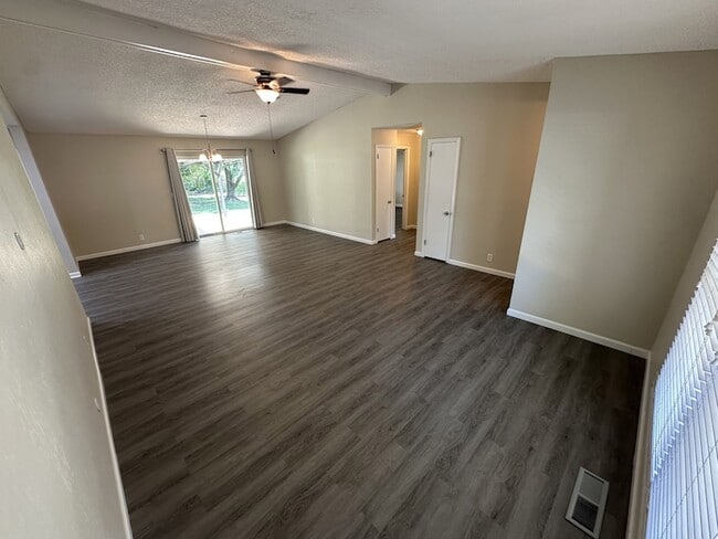 Building Photo - 116 SE Springdale Dr