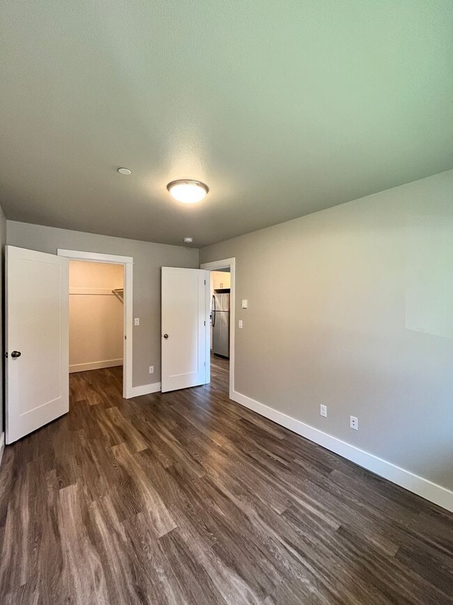 Building Photo - Close-in / Stunning 2 Bedroom Flat! Private Covered Patio, In-Unit Washer & Dryer, Community Gard...