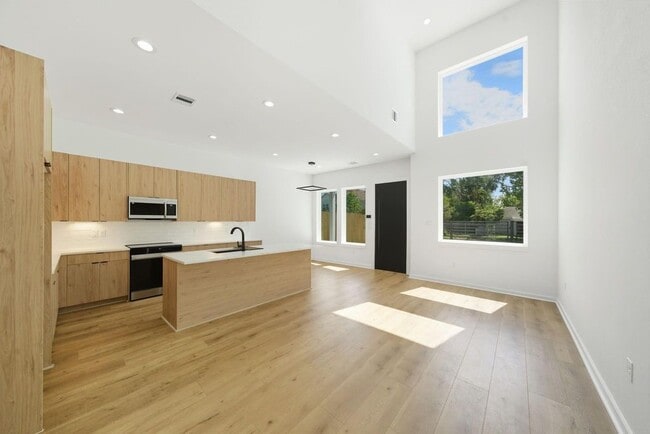 Building Photo - 5029 Van Fleet St