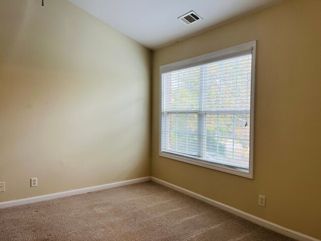 Building Photo - HOA community, swim/tennis, 2 bed, 2bath, ...