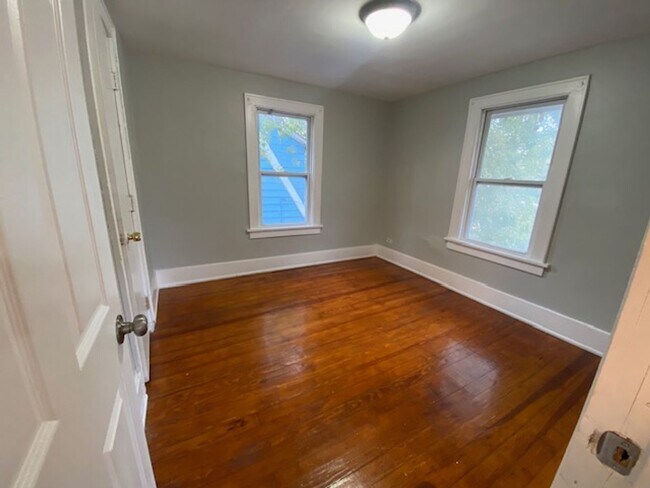 Building Photo - Bright 3BR+2BA Bungalow by Downtown