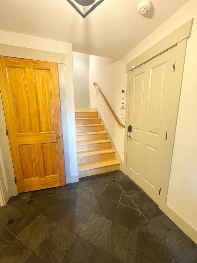 Building Photo - AVAILABLE NOW 3 BD 3.5 BA Townhome in Fremont