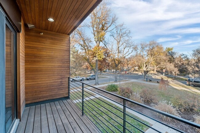 Building Photo - 203 S Marion St Pkwy