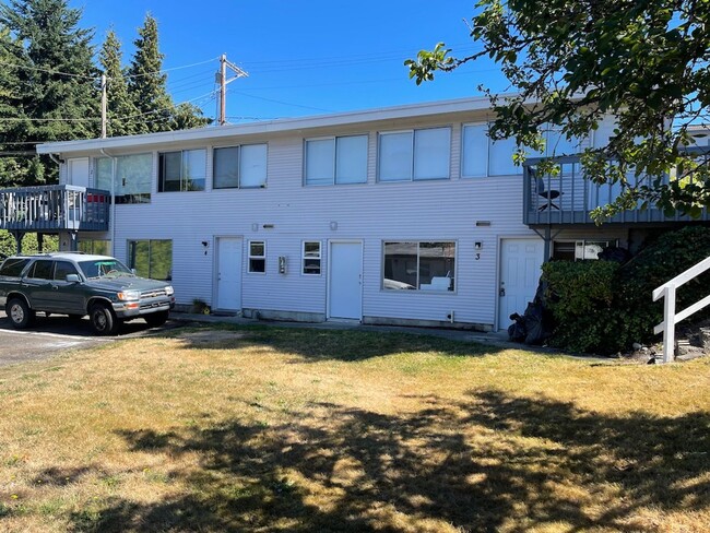 Building Photo - Now Available – Spacious 2 Bed / 1 Bath Ap...