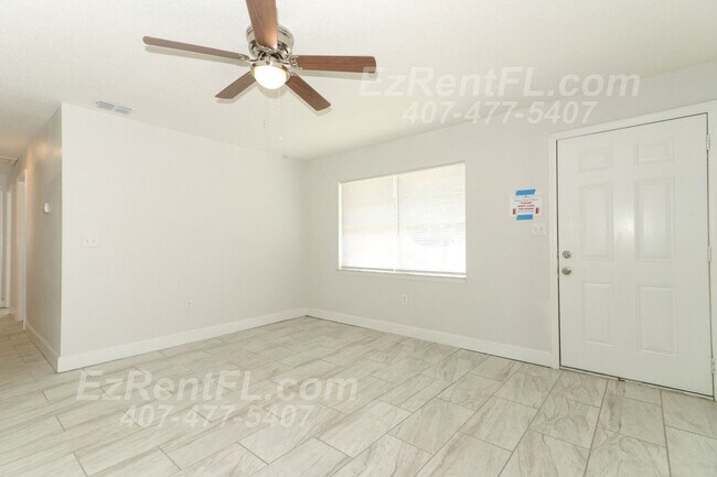 Building Photo - Remodeled 4/1.5 with Large Family Room